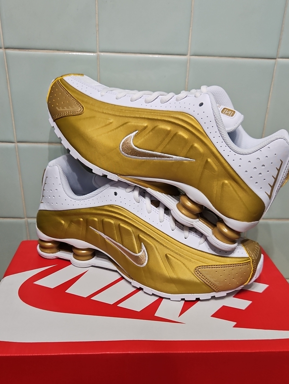 Nike Women's White and Gold Shox Sneakers Size 8.5 Women/7Y NWT